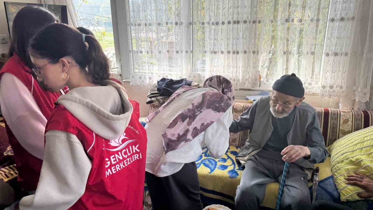 Mudurnu'da Üniversiteli Gençler Asırlık Çınar Abdullah Çetin'i Ziyaret Etti