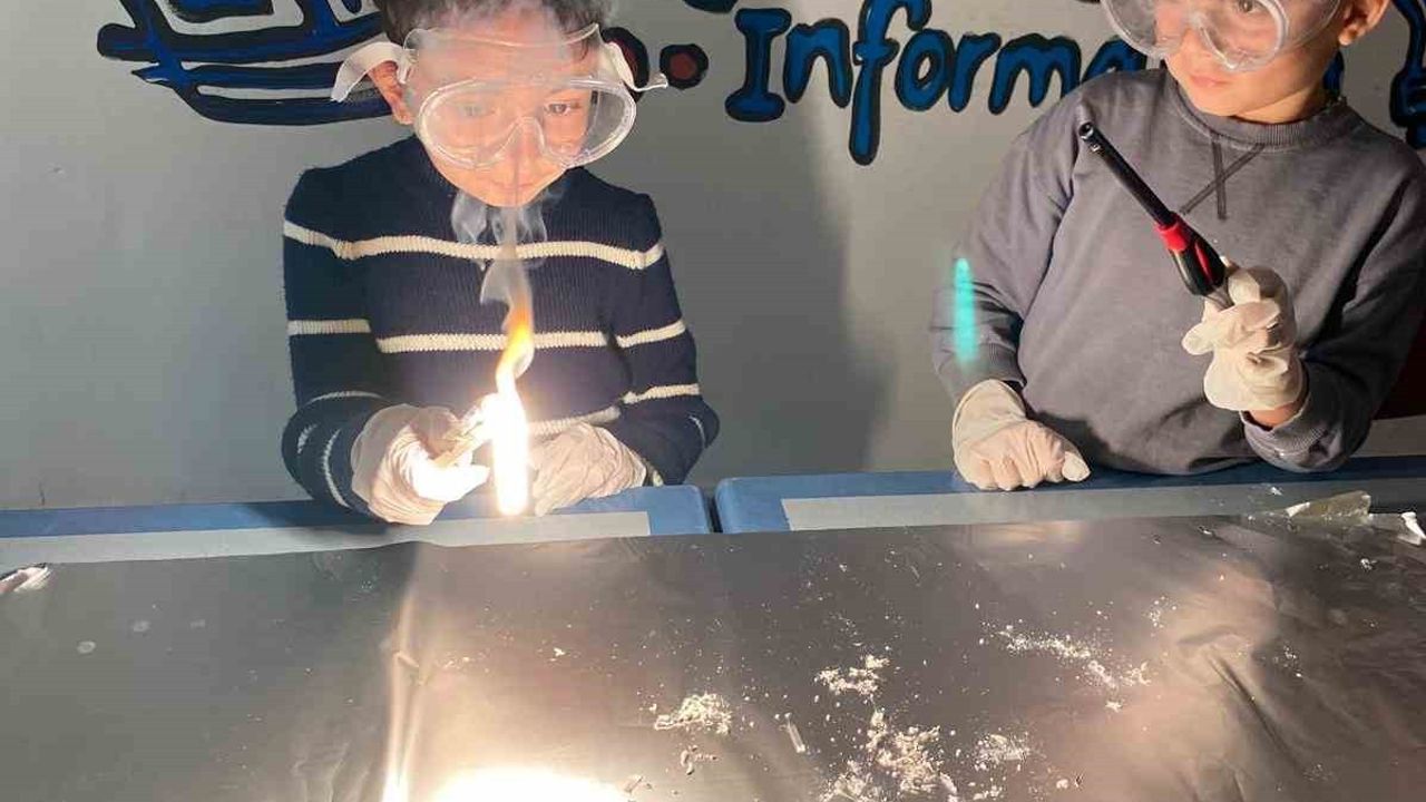 Muğla'da Çocuklar Fen Bilimleri Atölyesi'nde Eğlenerek Öğreniyor