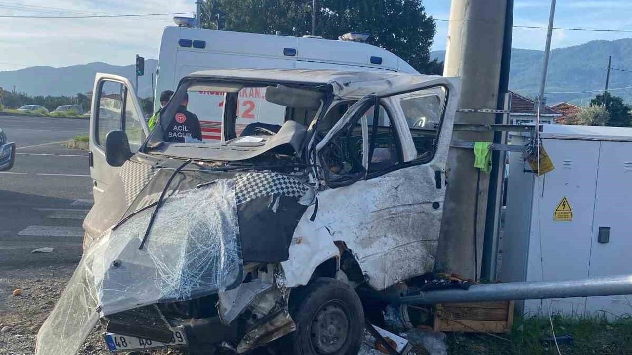 Muğla'da Otobüs ile Minibüs Çarpıştı: 2 Yaralı