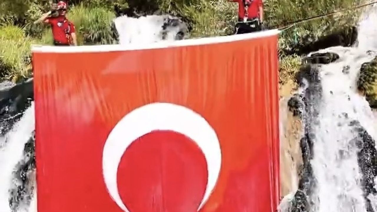 Muradiye Şelalesi'nde Türk Bayrağı Dalgalandı