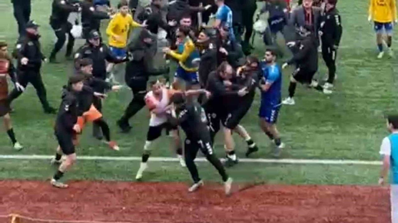 Murgul'da BAL Maçı Kargaşası: 24 Kırmızı Kart Verildi