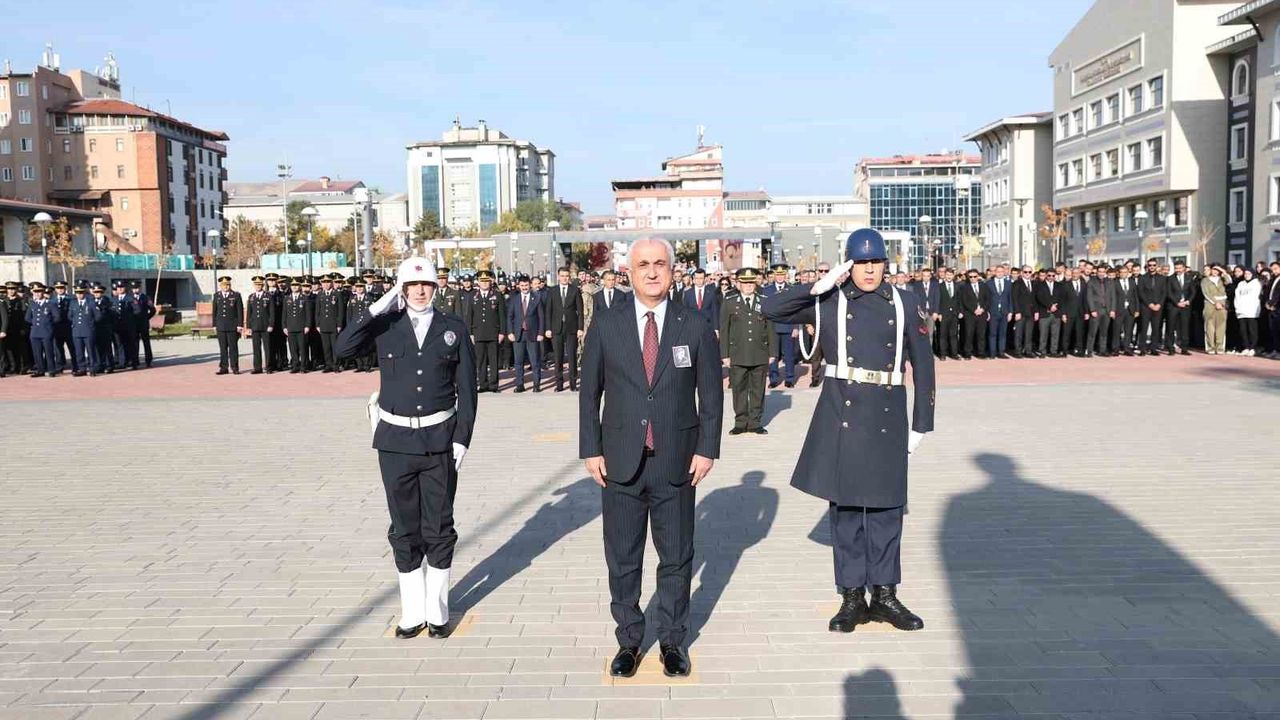 Muş'ta 10 Kasım Töreninde Dikkat Çeken Ayrıntı: Belediye Çelenk Sunmadı