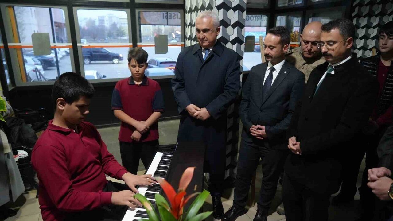 Muş'ta 24 Kasım Öğretmenler Günü Törenle Kutlandı