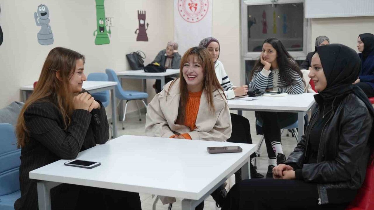 Muş'ta Diksiyon ve Spikerlik Kursuna Yoğun İlgi