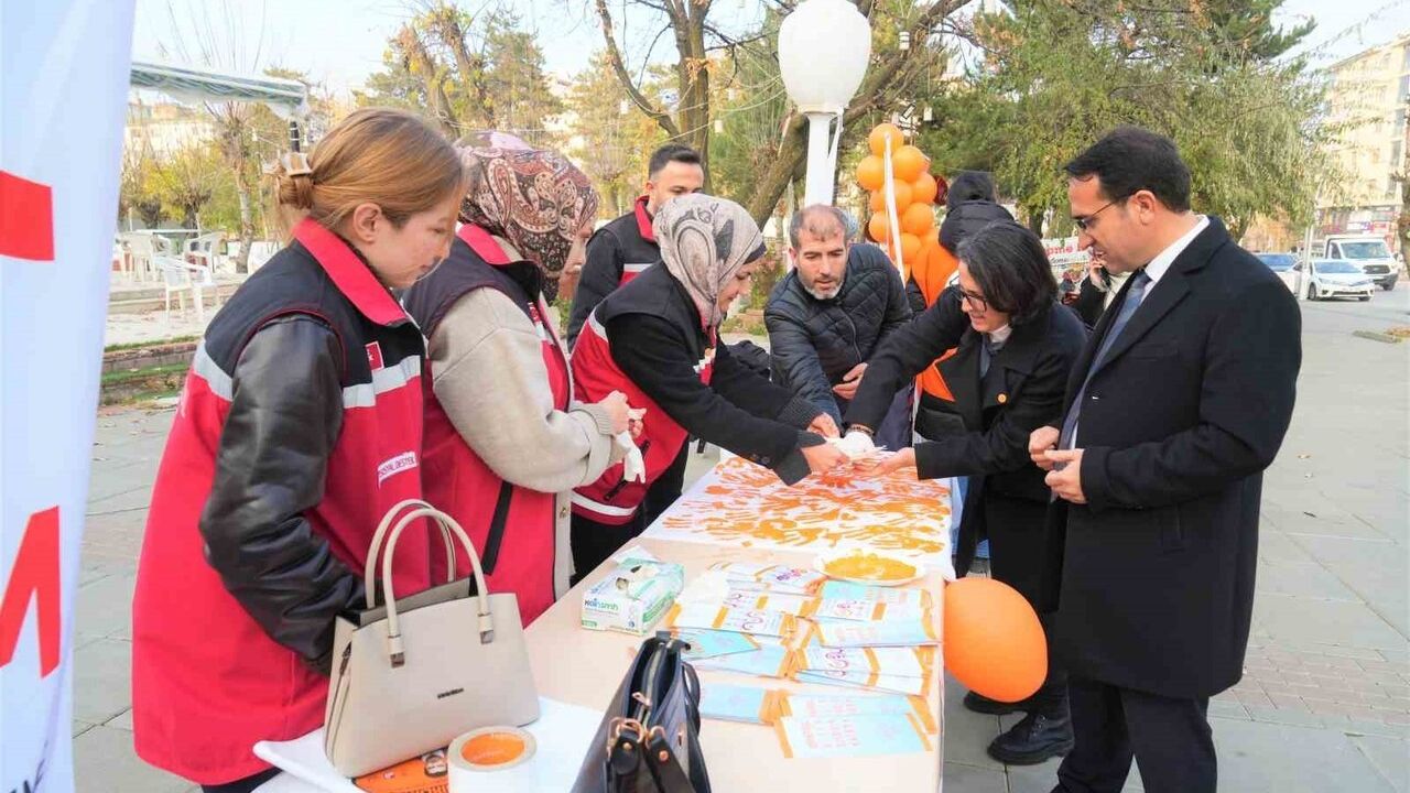 Muş’ta Turuncu Farkındalık: Kadına Yönelik Şiddete Karşı Stand İlgi Görüyor