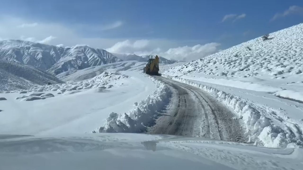 Muş'ta Yoğun Kar: 200 Koyun ve 5 Araç Kurtarıldı