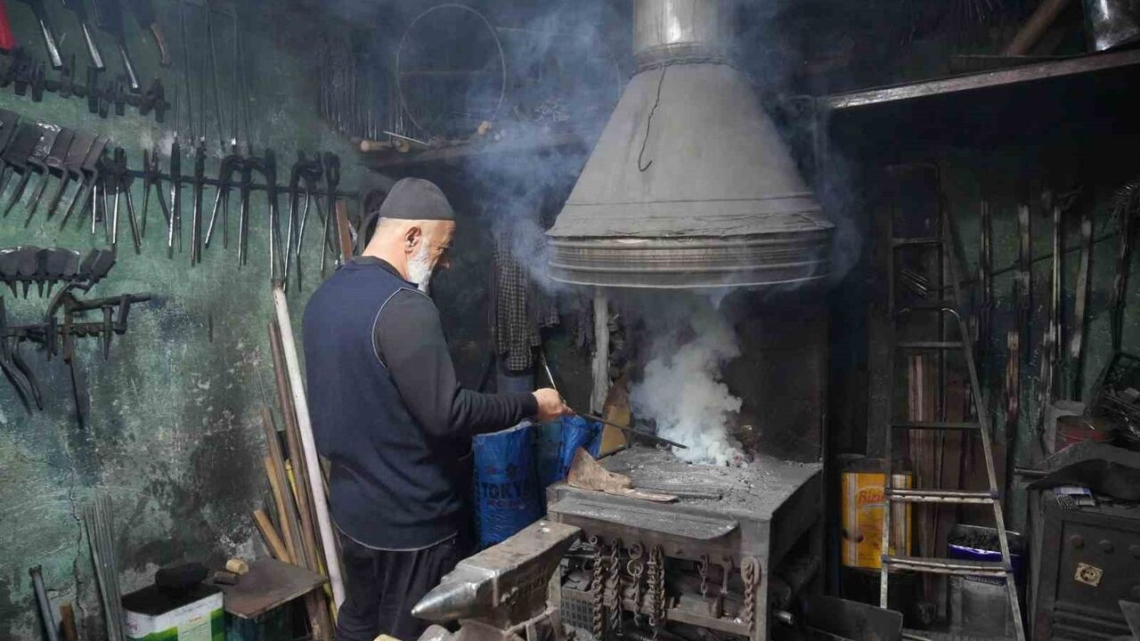 Muş’un Tek Demircisi Halit Pınar: Yarım Asırlık Ustalık Sürüyor