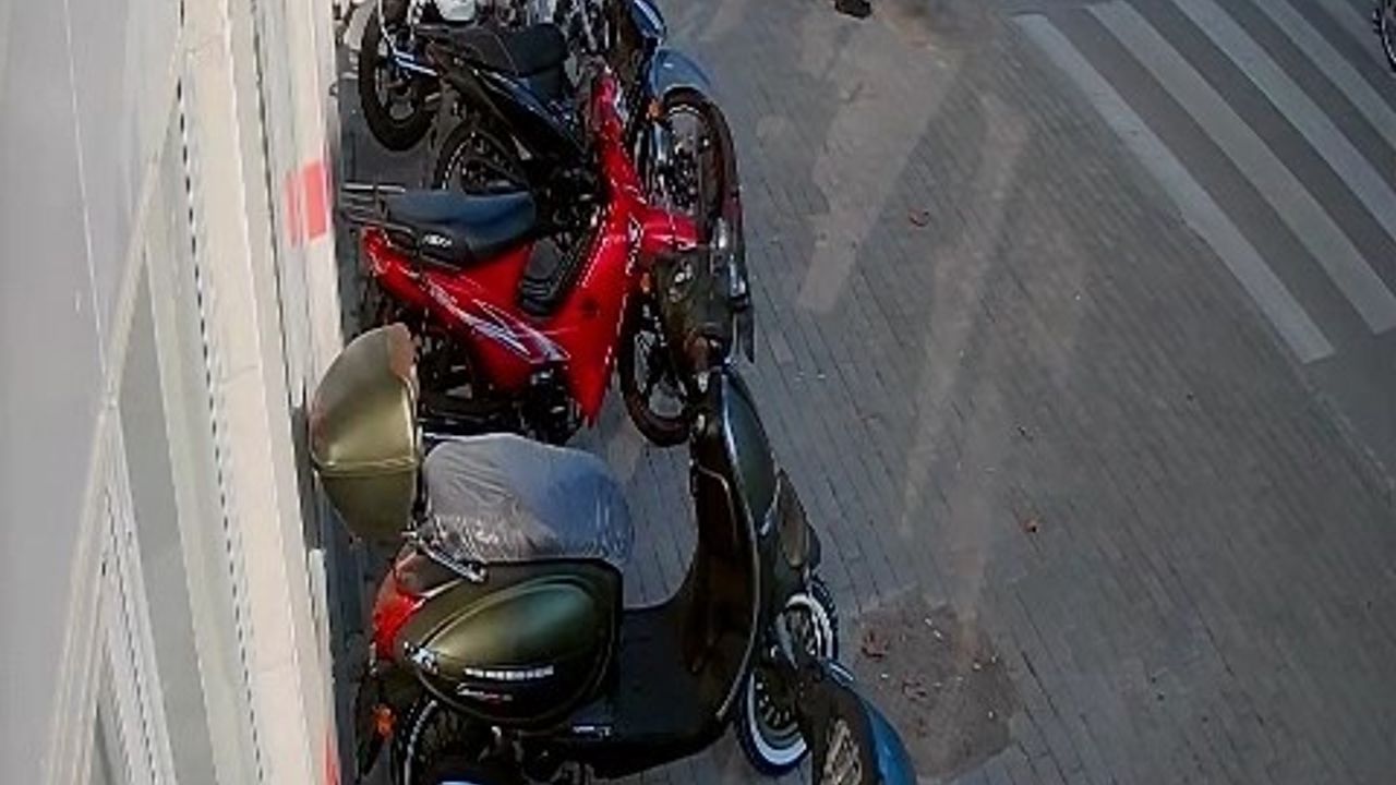 Mustafakemalpaşa'da Polis Aracı 10 Yaşındaki Ömer'e Çarptı — Kaza Görüntüleri Ortaya Çıktı