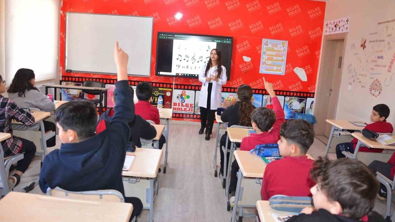 Müzik Öğretmeni Hacer İçoğlu'nun İlk Cübbesi: Özel Bilge Koleji'nde Tören