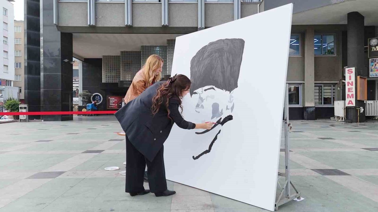 Nazilli'de 750 Personelle Dev Atatürk Portresi