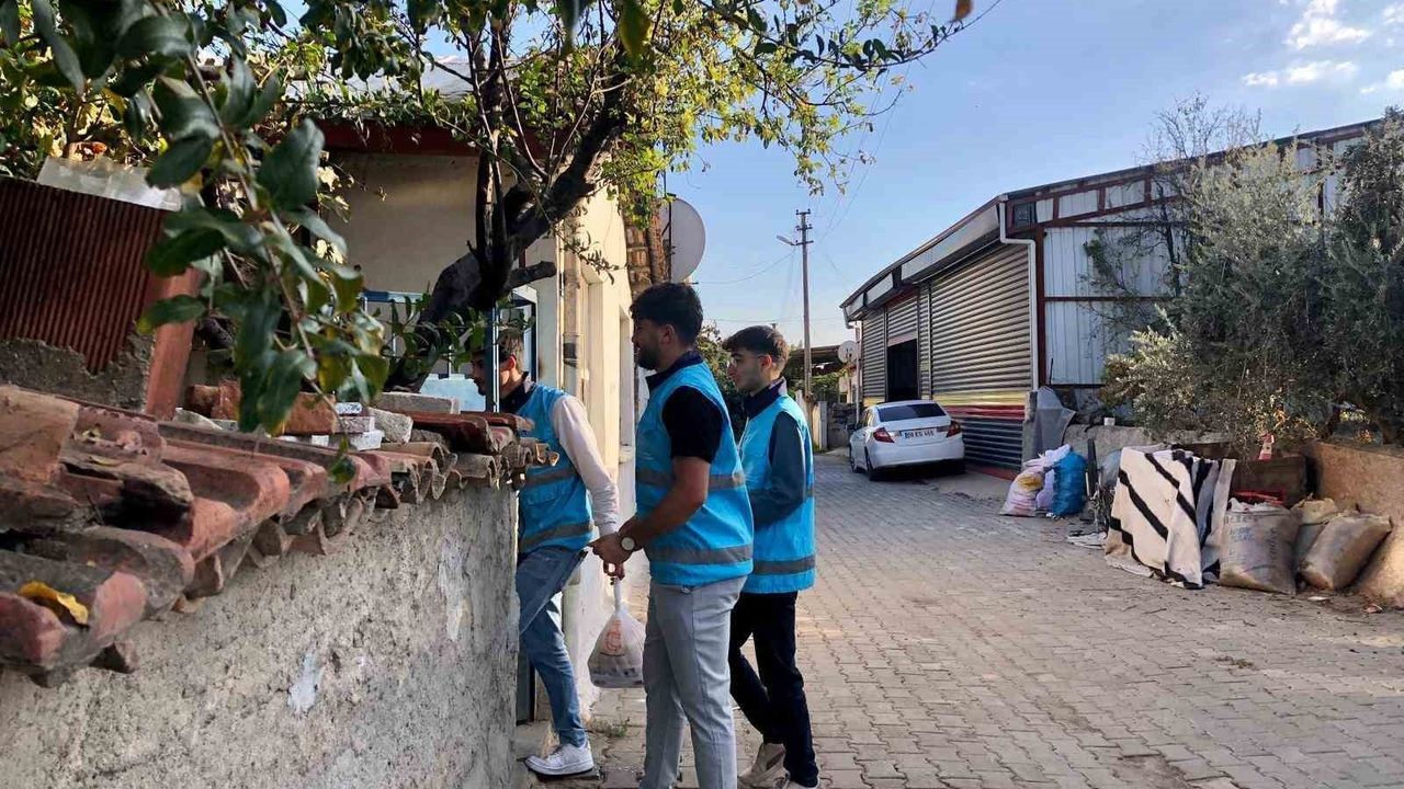 Nazilli'de Gençler 'Komşum Gönüllülük' ile Fazla Yemekleri Paylaşıyor