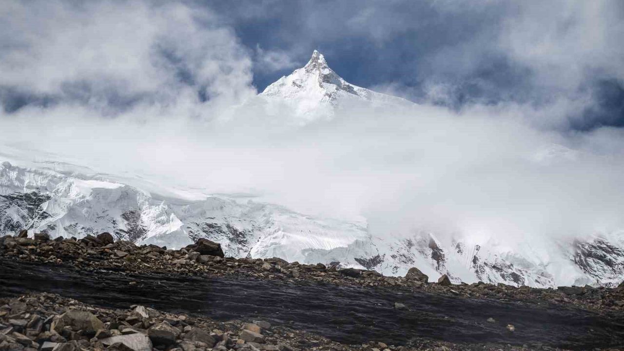 Nepal'de Yalung Ri Çığında 7 Dağcı Hayatını Kaybetti