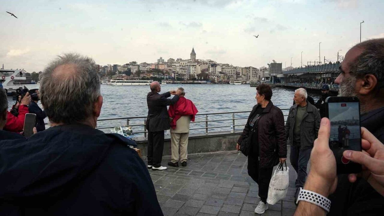 Neşeli Günler'in 'Ziya'sı Gerçek Oldu: Sadık Çelikten İstanbul'da Sokak Tıraşı