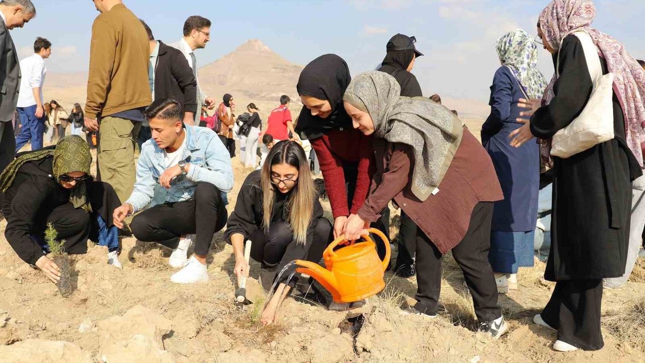 NEÜ'de Milli Ağaçlandırma Günü: Köyceğiz Yerleşkesi'nde Yüzlerce Fidan Toprakla Buluştu