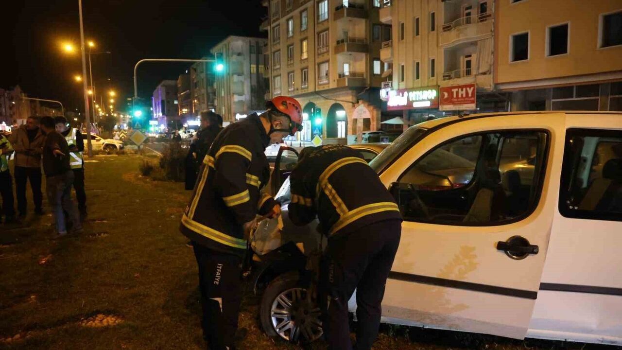 Nevşehir'de Kırmızı Işıkta Bekleyen Araca Çarpıp Kaçtı