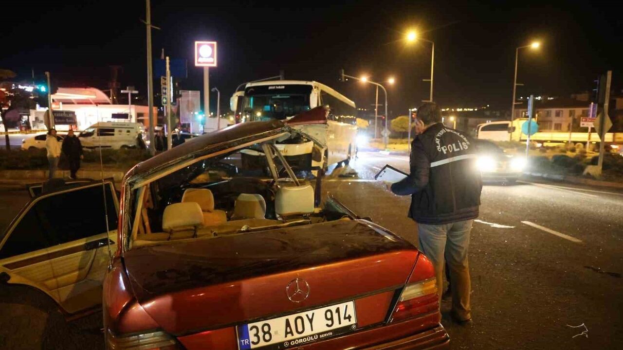Nevşehir'de Turist Otobüsüyle Otomobil Çarpıştı: 2 Ölü, 3 Yaralı