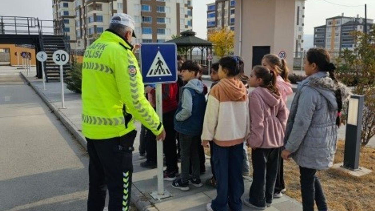 Niğde Bor'da 41 Öğrenciye Teorik ve Uygulamalı Trafik Eğitimi