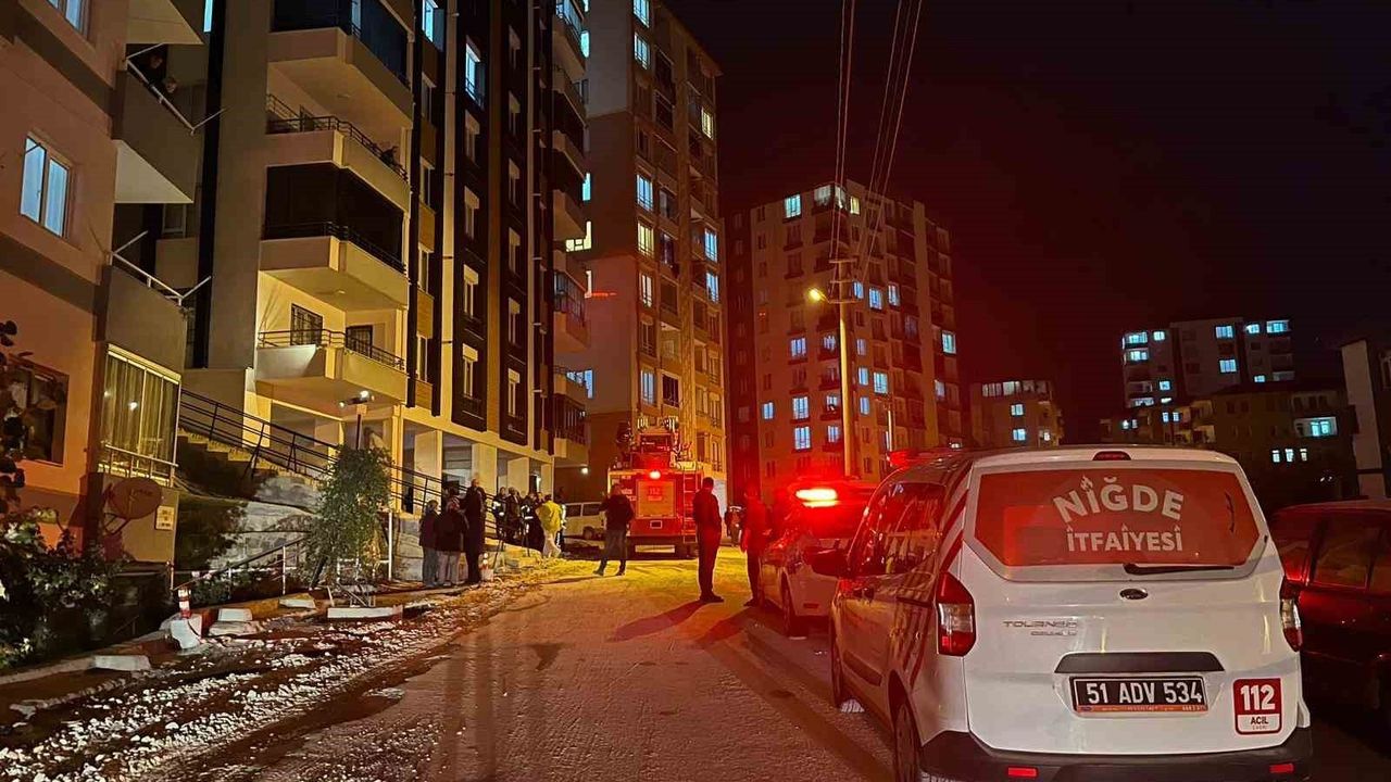 Niğde'de 6. katta yangın paniği: Fettahlar Apartmanı boşaltıldı