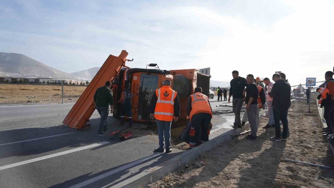 Niğde'de Damperi Açılan Kamyon EDS Direğine Çarparak Devrildi