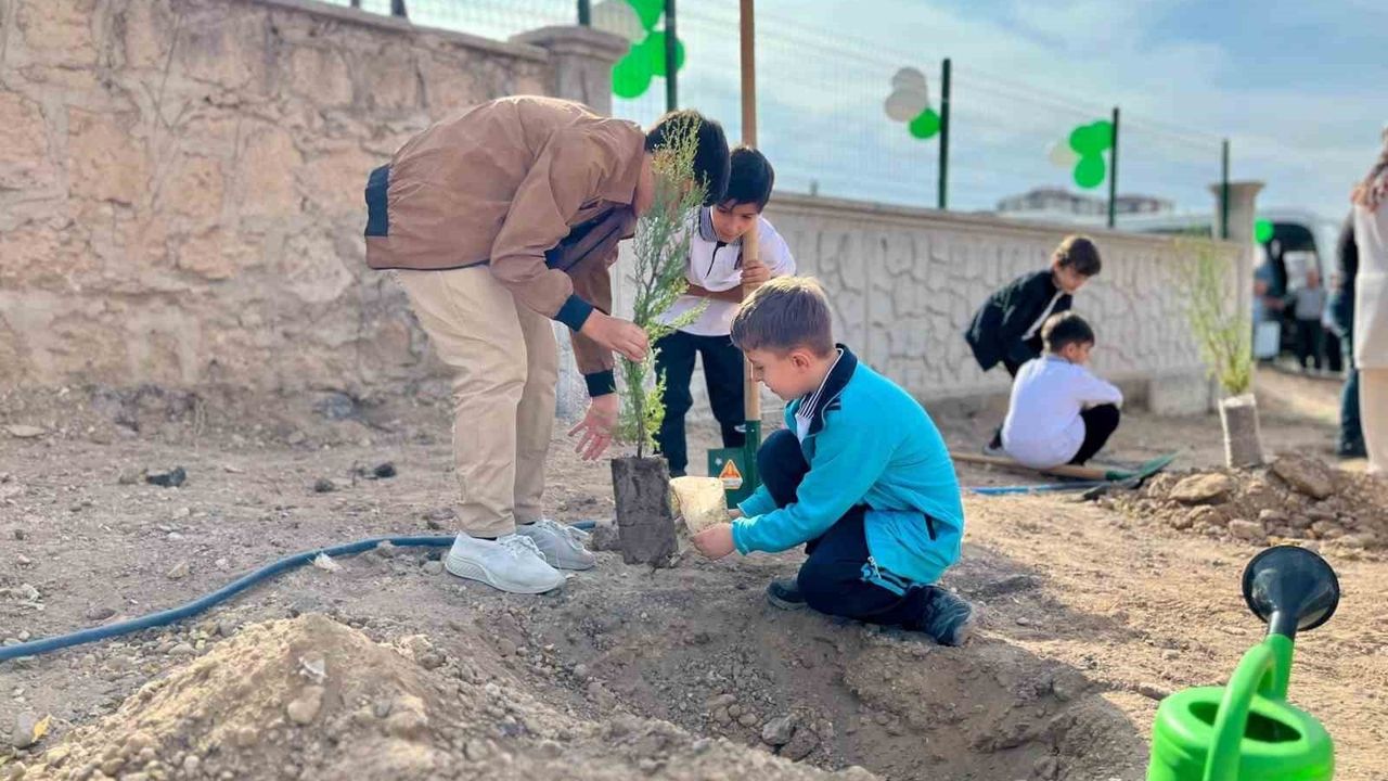 Niğde'de Fidan Dikimi: 'Yeşil Vatan’a Nefes, Geleceğe Umut' Etkinliği