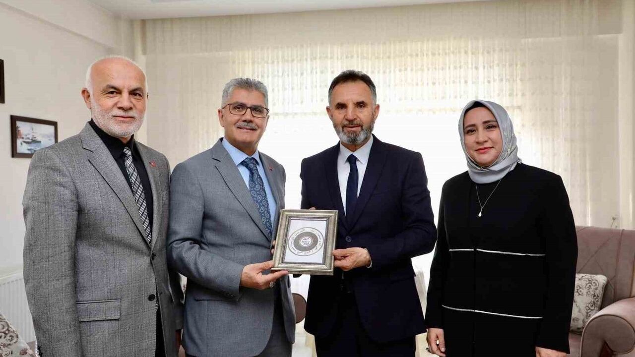 Niğde Valisi Cahit Çelik'ten Emekli Öğretmene 24 Kasım Öncesi Anlamlı Ziyaret