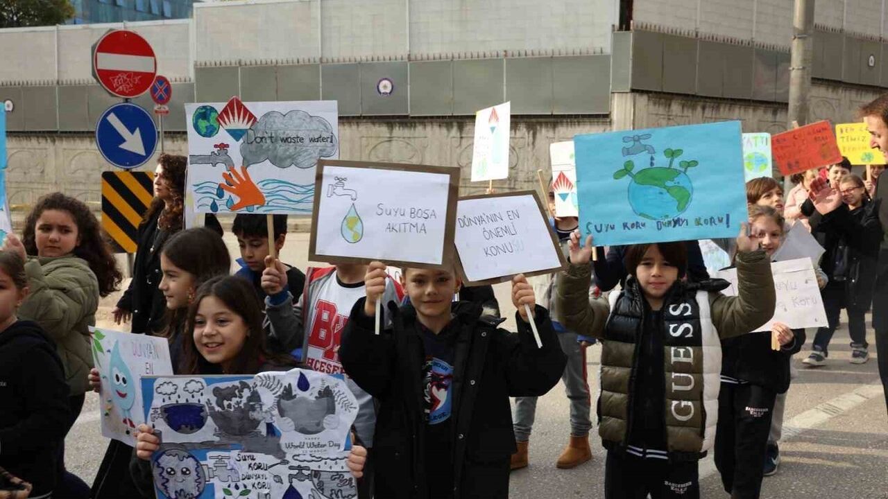 Nilüfer'de 20 Kasım: Çocuklardan 'Su İsrafına Son' Yürüyüşü