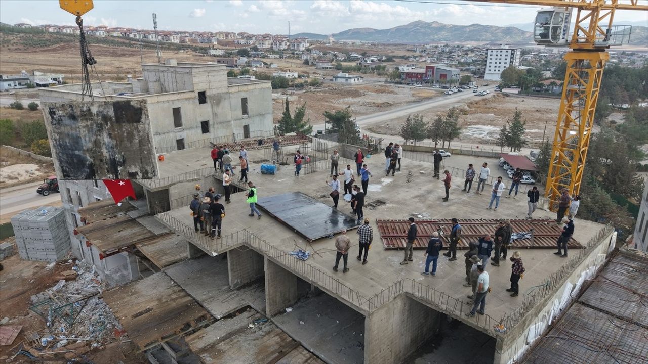 Nurdağı'nda deprem konutlarında son kalıp davul zurna eşliğinde yerine kondu