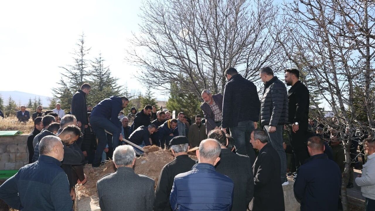 Okulda Fenalaşan 2. Sınıf Öğrenci Ahmet Emiralp Toprağa Verildi