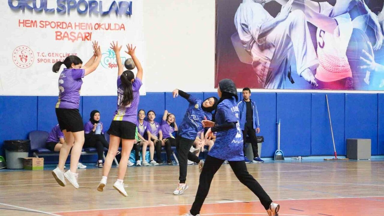 Okullar Arası Hentbol Gençler Müsabakaları Talas'ta Tamamlandı