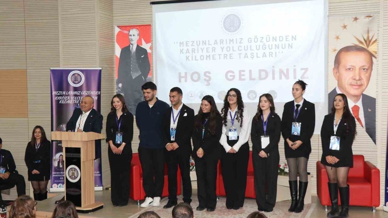 Oltu'da 'Mezunlarımız Gözünden Kariyer Yolculuğunun Kilometre Taşları' paneli yoğun ilgi gördü