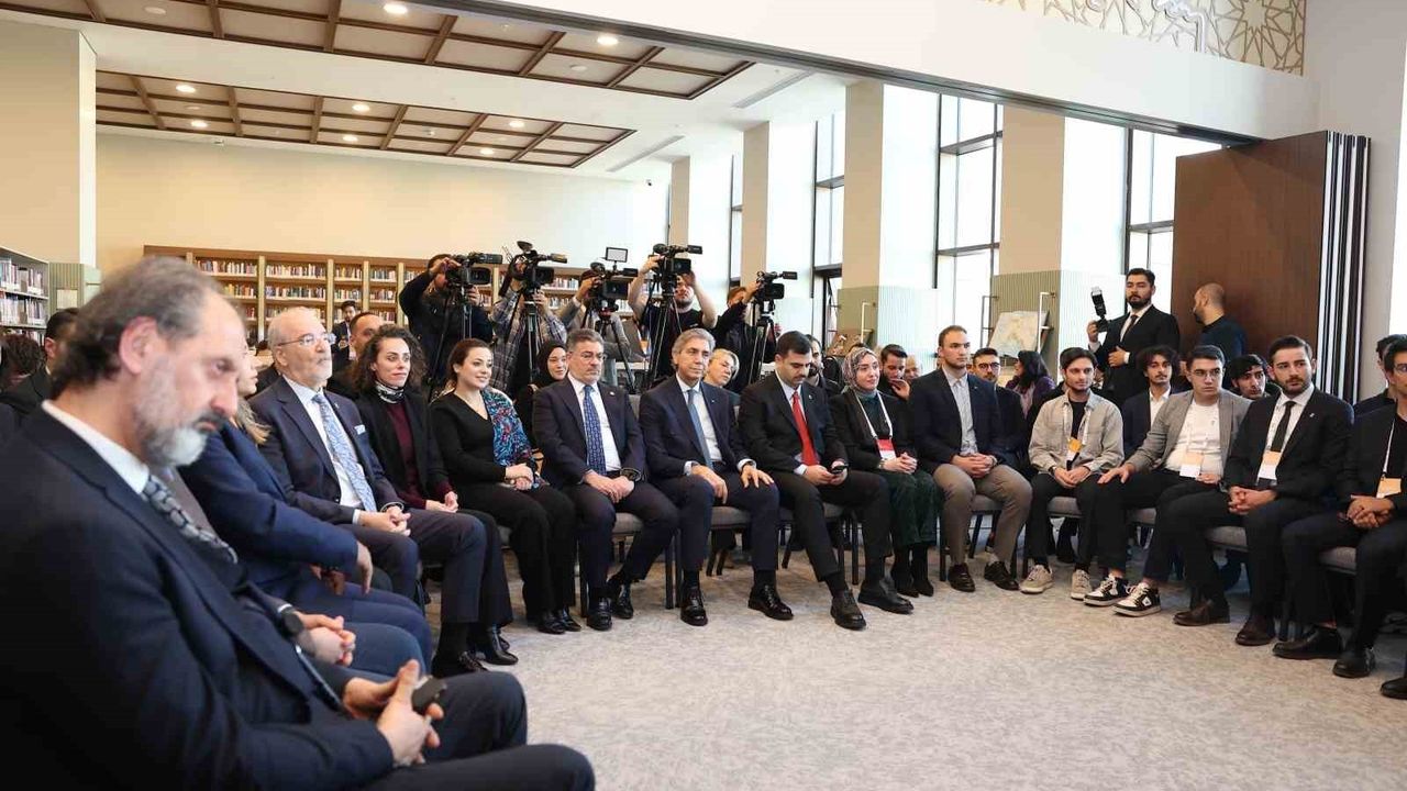 Ömer Çelik: Siyasi Partiler Cemaat ve Siyasi Şirkete Dönüşüyor