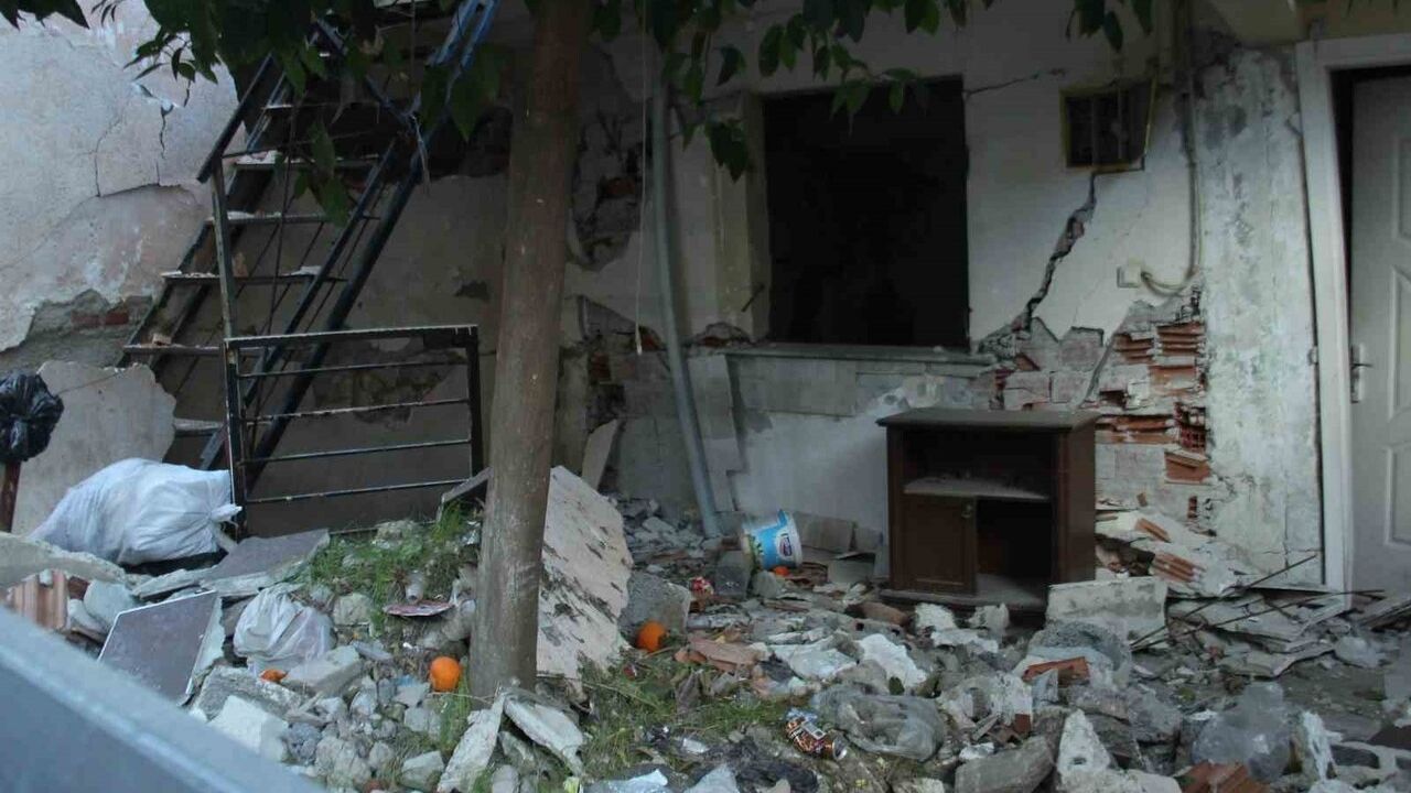 Onat Tüneli Atamer'de Hasar ve Tahliyeler: Vatandaşlar Cemil Tugay'dan Çözüm Bekliyor