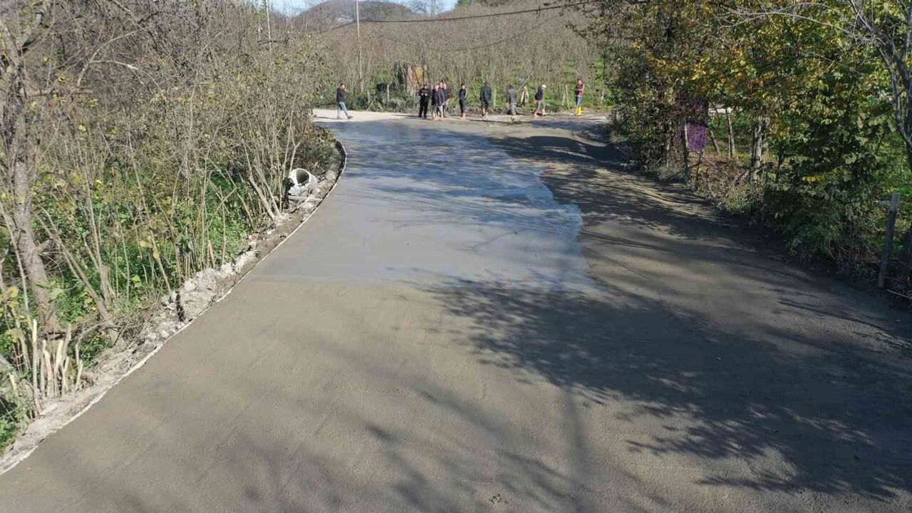 Ordu’da Beton Yol Çalışmaları Ünye Fatih Mahallesi’nde Devam Ediyor