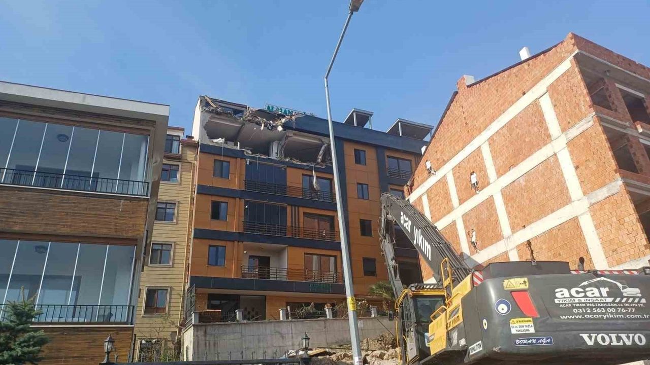Ordu’da Zemini Kayan 5 Katlı Binada Kontrollü Yıkım Başladı