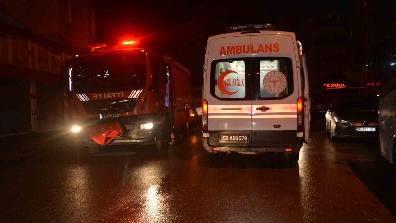 Ordu Ünye'de Çatı Yangını: İşçilerin Kaldığı Bina Söndürüldü