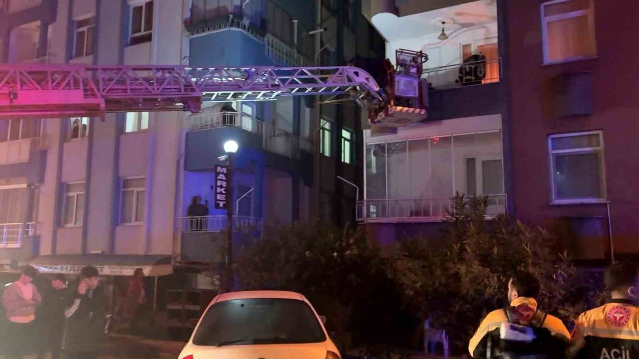 Ordu Ünye'de Daire Yangını: 12 Yaşındaki Kız Balkondan Kurtarıldı