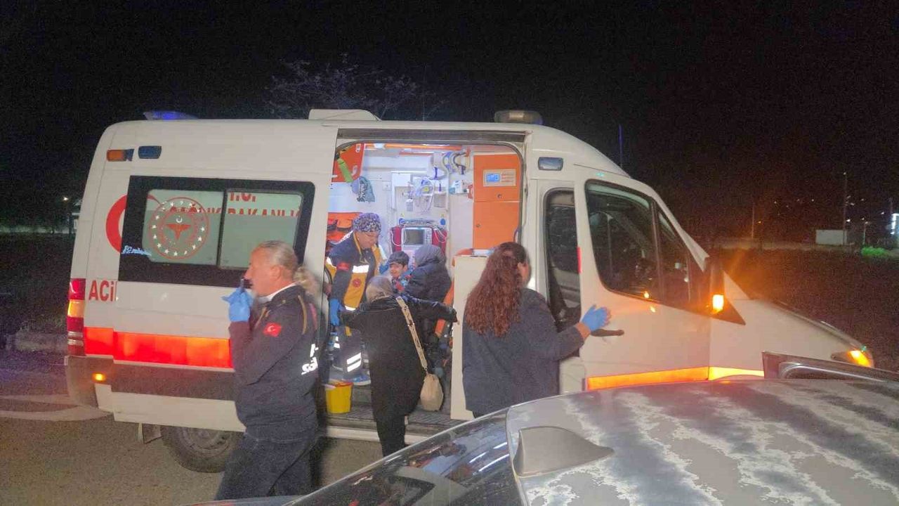 Orhangazi'de Kırmızı Işıkta Bekleyen Araca Arkadan Çarpma: 1’i Çocuk 5 Yaralı