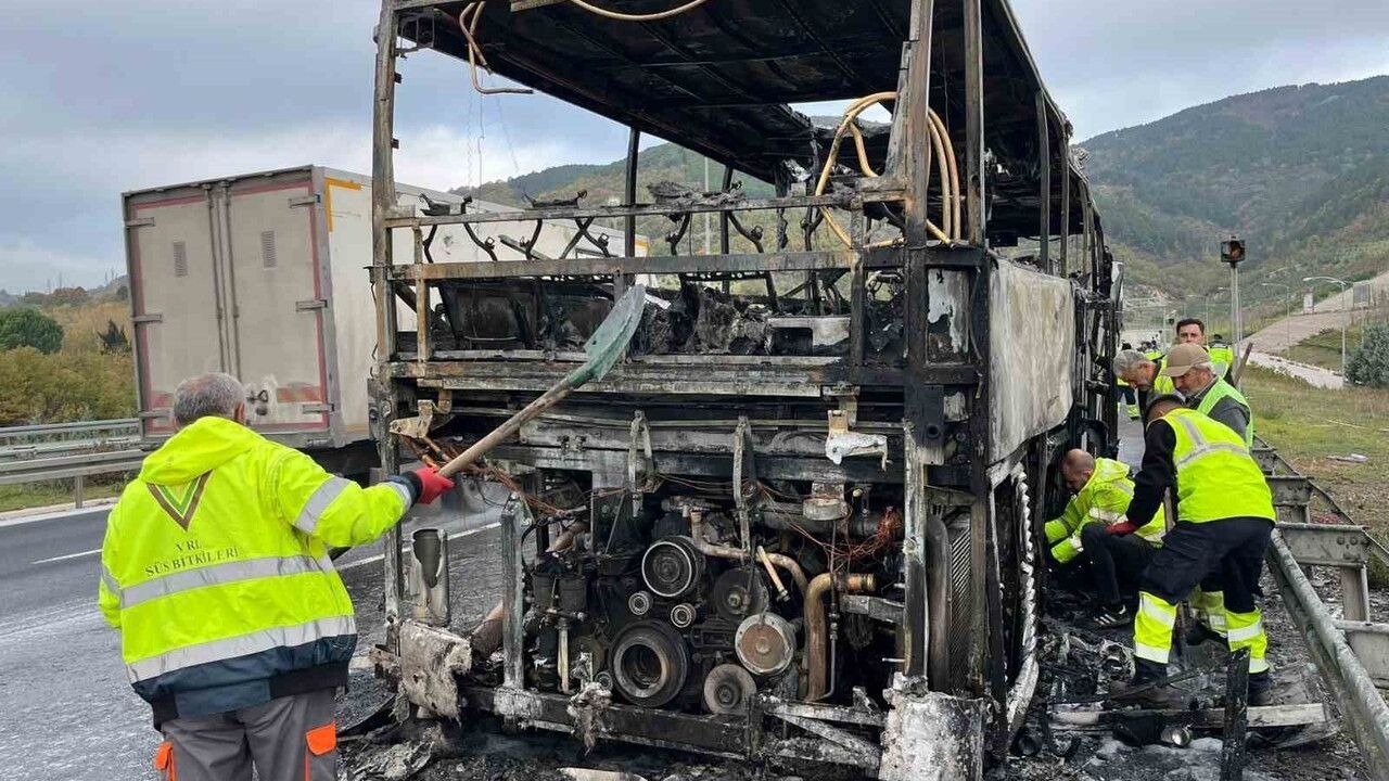 Orhangazi Otoyolu'nda Gezi Otobüsü Motorundan Yangın: 39 Öğrenci Tahliye Edildi