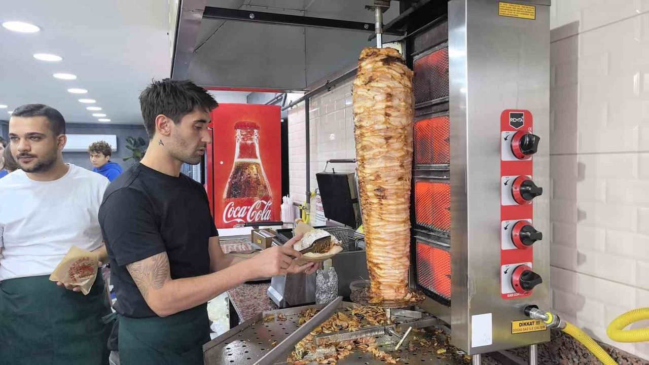 Orkan Çınar İnegöl'de Döner Dükkanı Açtı — Beşiktaş'ın Eski Futbolcusu Yeni Hayatı
