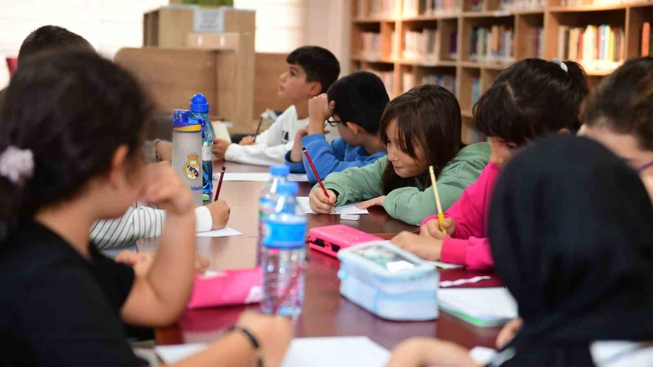 Osmangazi'de Küçük Yazarlar Atölyesi: Çocuklar Hayallerini Kağıda Döküyor