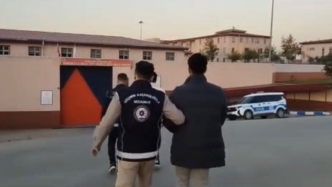 Osmaniye'de 9 Suriye Uyruklu Düzensiz Göçmen ve 3 Organizasyon Üyesi Tutuklandı