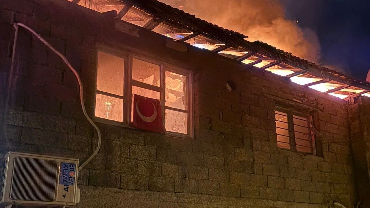 Osmaniye'de İki Katlı Ahşap Evde Yangın Büyümeden Söndürüldü