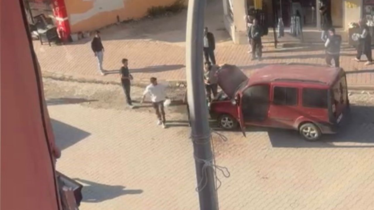 Osmaniye'de Park Halindeki Araç Yandı: Esnaf Facianın Önüne Geçti