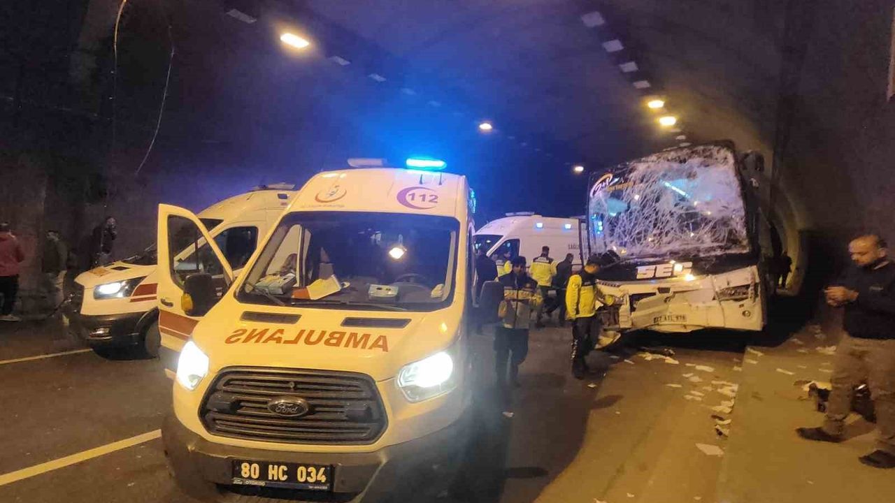 Osmaniye'de Taşoluk Tüneli'nde Otobüs-Tır Çarpışması: 5 Yaralı