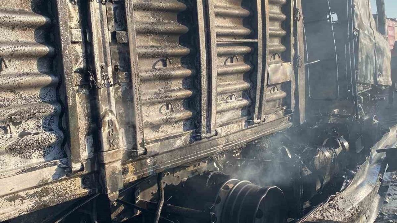 Osmaniye Düziçi'nde Tır Yangını Söndürüldü