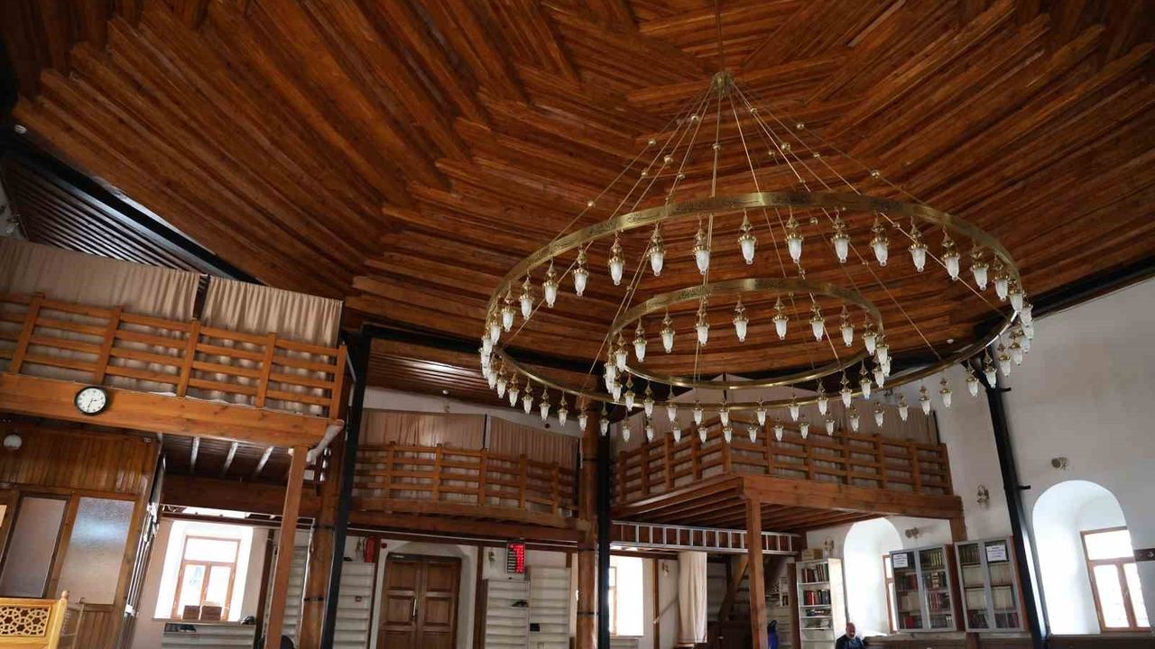 Osmanlı Mirası: 161 Yıllık Kırşehir Çarşı Camii Kırlangıç Tavanıyla Göz Kamaştırıyor