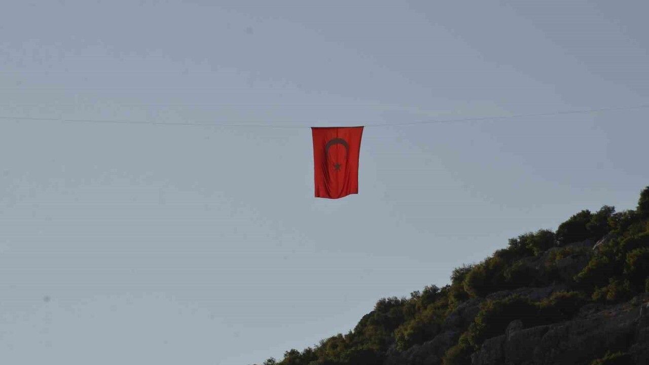 Oyratlı'da İki Dağ Arasına Asılan Dev Türk Bayrağıyla Asker Uğurlama