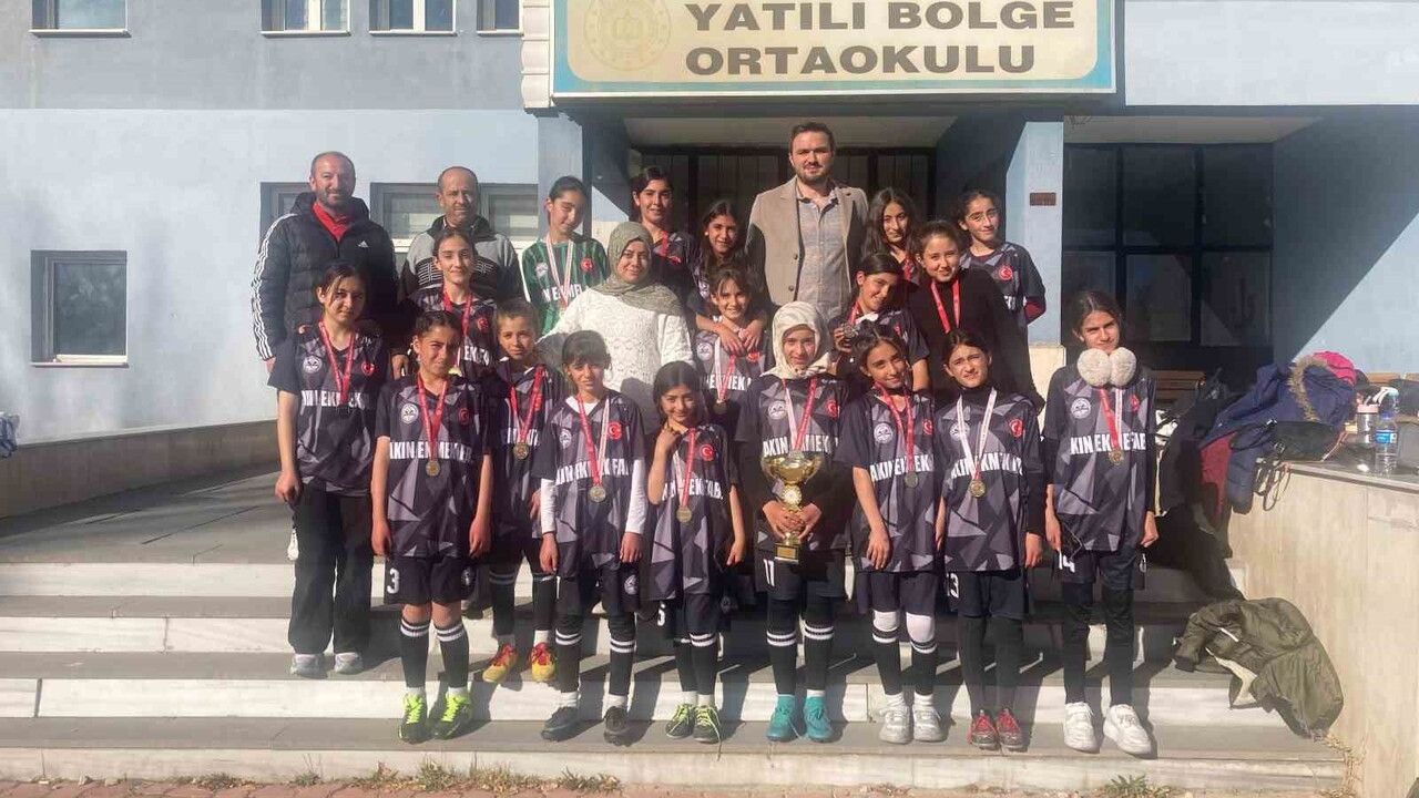 Özalplı Kız Futbol Takımı İl Birincisi Oldu