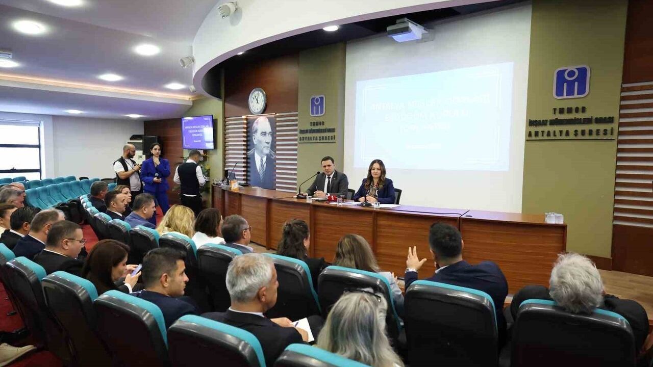 Özdemir: Antalya İçin "İki Kat Daha Fazla" Çalışıyoruz — 4. Etap Raylı Sistem Yatırım Bekliyor