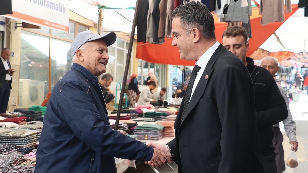 Özgür Arıcı Koçarlı Pazarında Esnafa Destek Verdi